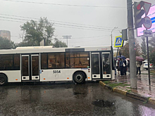 В Ростове на проспекте Стачки автобус с пассажирами влетел в дорожный знак