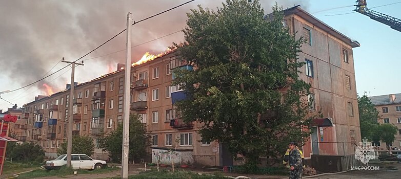 В пос. Светлый Оренбуржья 29 мая горела крыша многоквартирного дома
