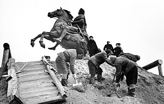 Мы лишь шептали: "Спасибо, что живой": каким Ленинград встретил день рождения в 1945 году