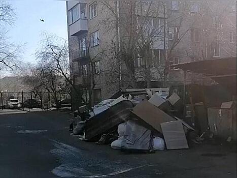 Куча мусора лежит во дворе в центре Читы