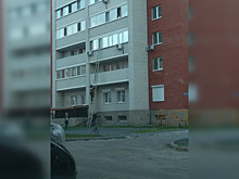 В Тюмени спасателям пришлось забираться в квартиру через окно из-за крепко спящего ребенка