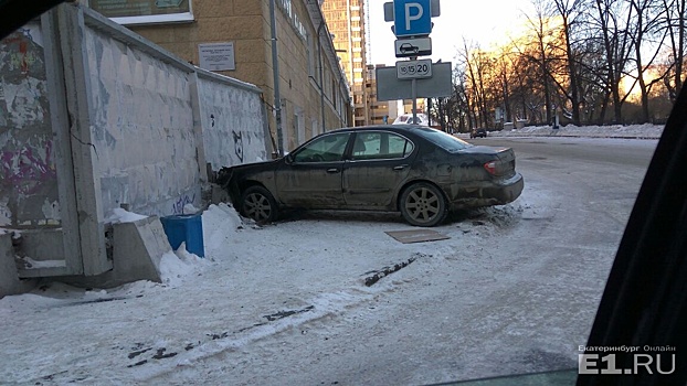 «Похоже, успел отпраздновать»: в центре Екатеринбурга водитель «припарковал» машину в забор