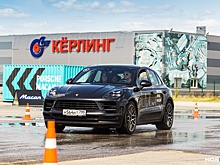 Парковку около Экспоцентра залили водой для гонок на Porsche