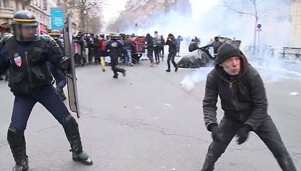 Французская полиция применила слезоточивый газ против школьников