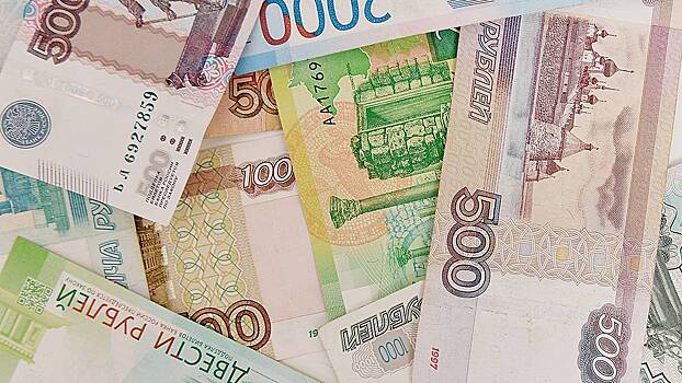 Жених пришел на свадьбу в десятиметровом шлейфе из денег и шокировал гостей