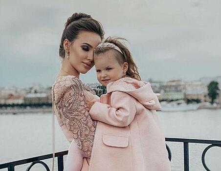 Праздничный family look: Костенко нарядила дочерей в одинаковые пышные платья из органзы