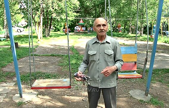 В Златоусте пенсионер сам обустроил детскую площадку