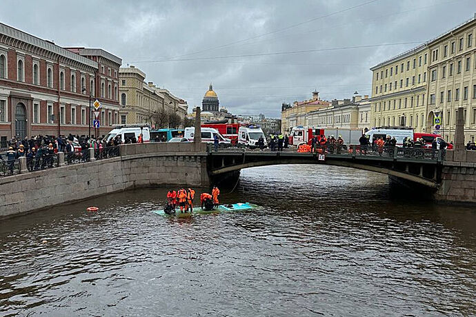 В комтрансе Петербурга отреагировали на падение автобуса в реку