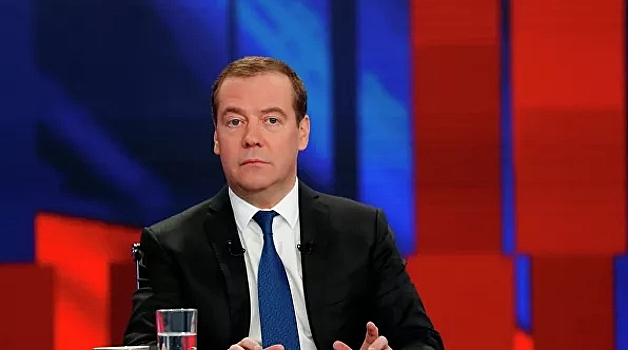 Медведев призвал «подтолкнуть» рост экономики