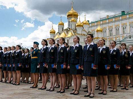 Свой выпускной воспитанницы Пансиона Минобороны РФ из САО отметили торжественным построением на Соборной площади Московского Кремля