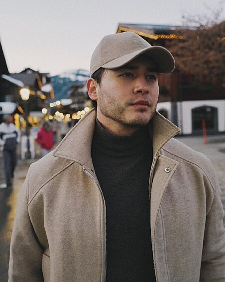 Димаш Адилет долгое время учился за границей. Он окончил школу в Швейцарии, затем поступил в Гарвард и прошел курс в бизнес-школе Бостона. 