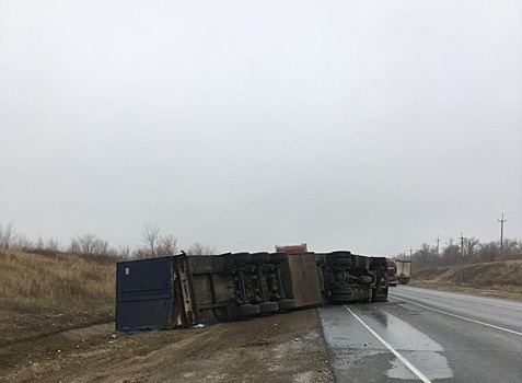 На трассе опрокинулась фура и столкнулись три машины