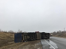 На трассе опрокинулась фура и столкнулись три машины