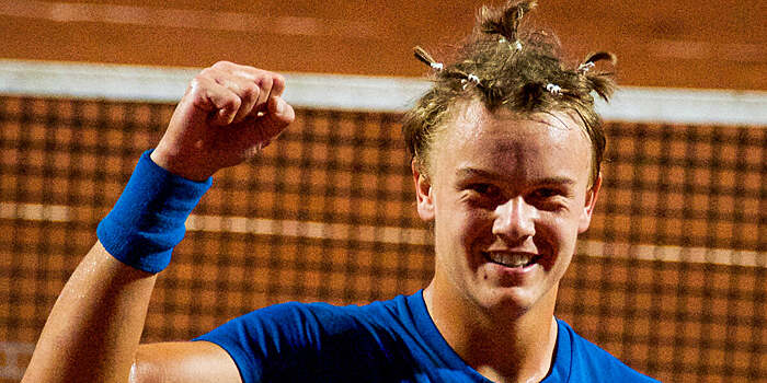 Мама 17-летнего Руне о прическе, которую ему сделали с помощью резинок от масок: «В Дании все парикмахерские закрыты с декабря»