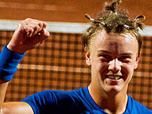 Мама 17-летнего Руне о прическе, которую ему сделали с помощью резинок от масок: «В Дании все парикмахерские закрыты с декабря»