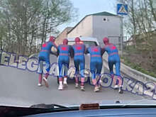 Во Владивостоке на видео попало, как люди в костюмах Человека-паука спасали авто