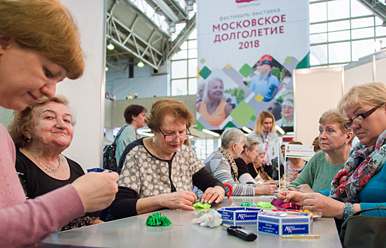 Новогодний рекорд: участникам проекта «Московское долголетие» предстоит смастерить множество снежинок