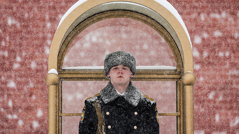 Военнослужащий почетного караула у Могилы Неизвестного Солдата во время снегопада в Александровском саду