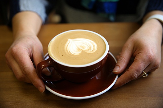 "Потребители сейчас стараются экономить". Как мировые цены на кофе и чай повлияют на отечественный рынок