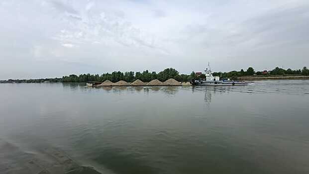 В Новосибирске спасли пожилую пару, чья лодка попала под баржу и затонула