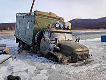 МЧС: вертолет Ми-8 эвакуировал двух рыбаков и собаку в Магаданской области