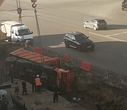 В Новом Уренгое грузовик провалился в вырытую коммунальщиками траншею. ФОТО