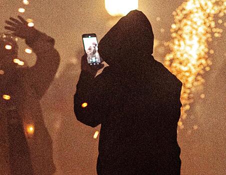 «Такое вообще возможно?»: звезды развлекаются дома, раздеваясь в прыжке