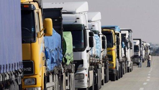 В очереди на въезд из Латвии в РФ под Псковом образовалась очередь из 90 грузовиков