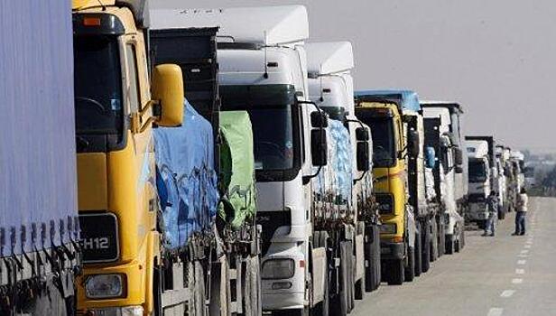 В очереди на въезд из Латвии в РФ под Псковом образовалась очередь из 90 грузовиков