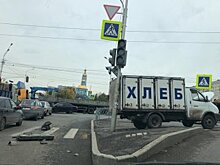 В Уфе хлебовозка врезалась в светофор
