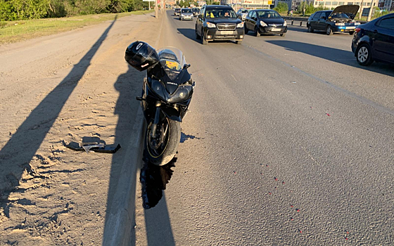 В Рязани на Московском шоссе мотоциклист врезался в ВАЗ