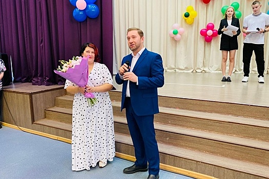 Глава управы района Савелки Игорь Костин пришел в школу N 854 на торжественное мероприятие