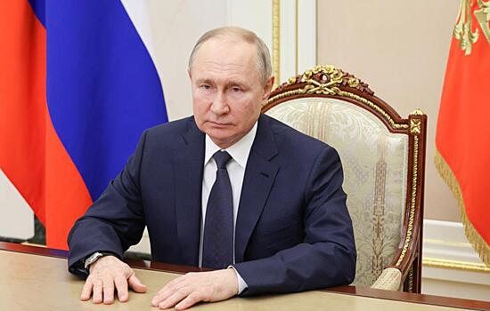 Путин поздравил командующих группировками войск