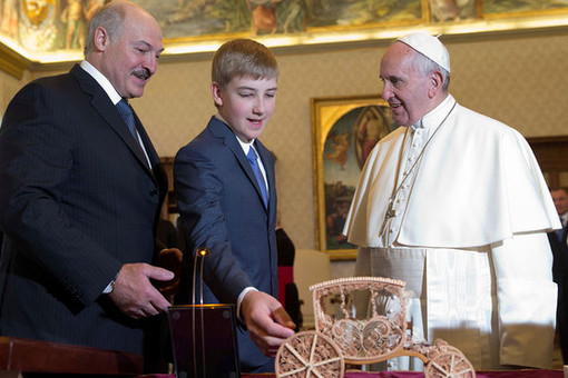 Лукашенко призвал папу Римского к совместной работе по восстановлению мира в регионе