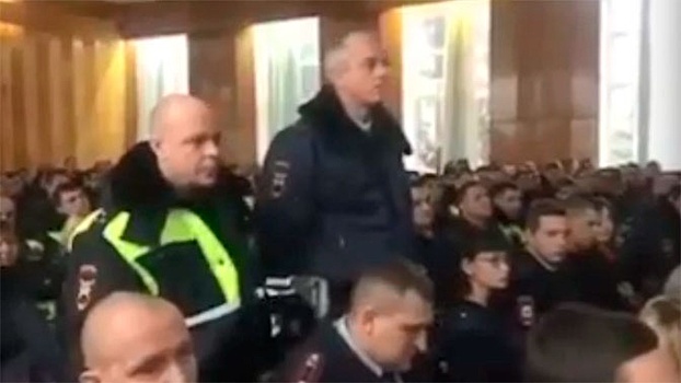 В Туапсе во время мероприятия в актовом зале задержали сотрудников ГИБДД