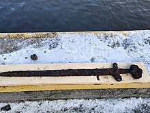 Рабочие случайно нашли отлично сохранившийся меч возрастом в тысячу лет