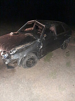 В Астраханской области автомобиль перевернулся на трассе