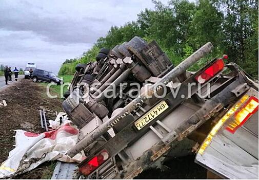 На трассе в Саратовской области опрокинулась фура с картоном