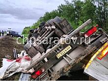 На трассе в Саратовской области опрокинулась фура с картоном