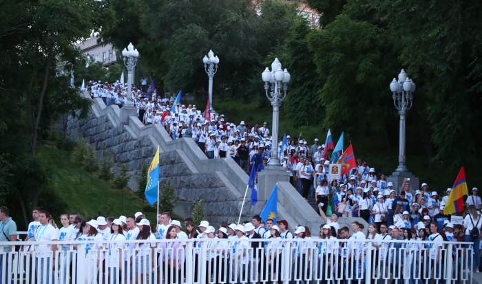 Волгоградцы увидели шествие участников фестиваля #ТриЧетыре