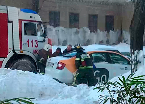 В Москве пожарные оттащили руками каршеринг и попали на видео