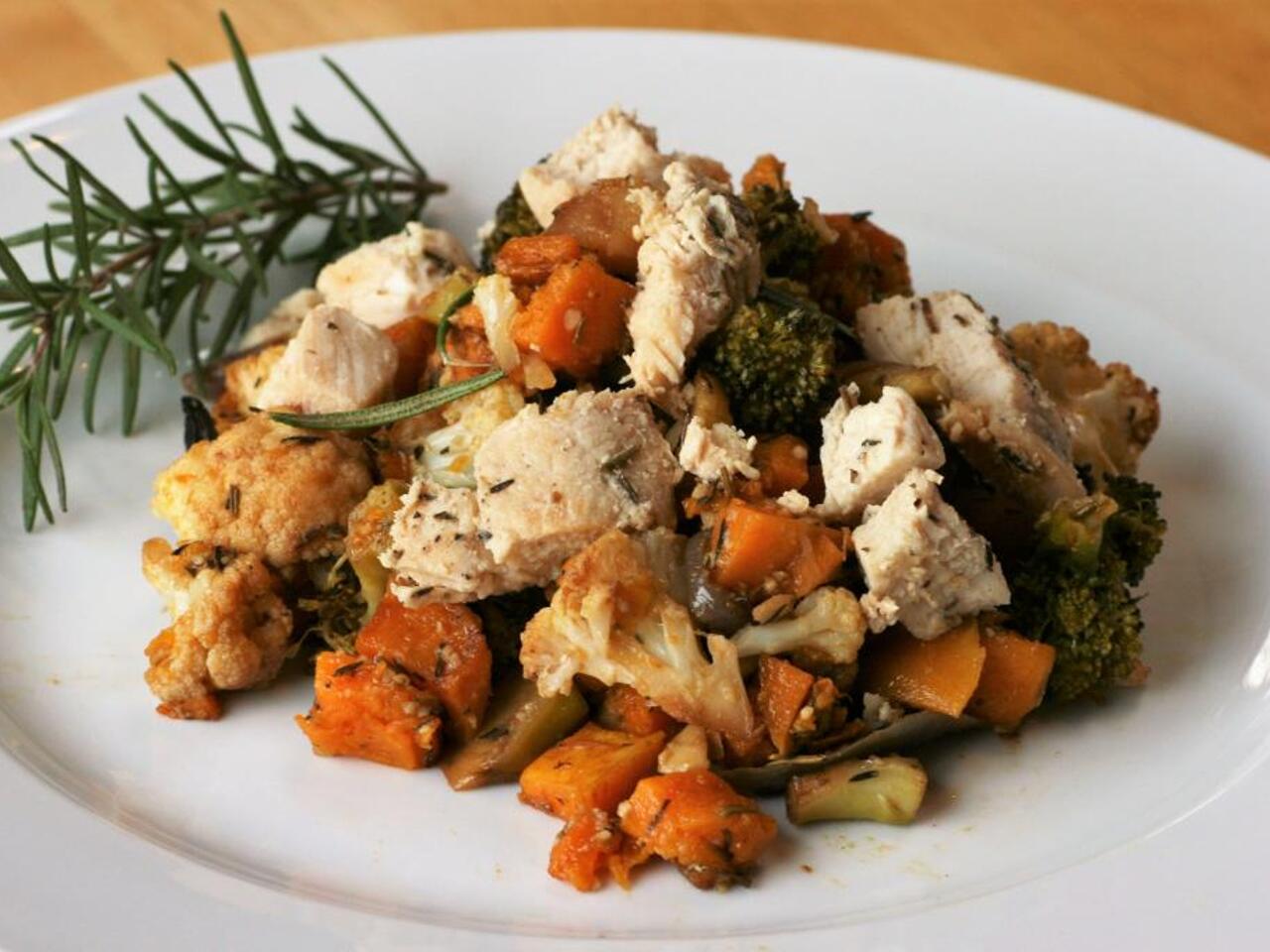 Горошек стручковая фасоль кукуруза. Замороженные овощи с макаронами. Замороженные овощи с филе на сковороде. Блюда из замороженных овощей. Филе горбуши с мексиканской смесью.