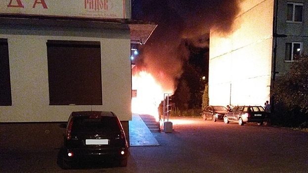 В Калининграде на ул. Гайдара сгорел Volkswagen Touareg