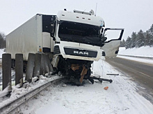 Водитель грузовика не справился с управлением из-за снегопада и протаранил дорожное ограждение на трассе М5