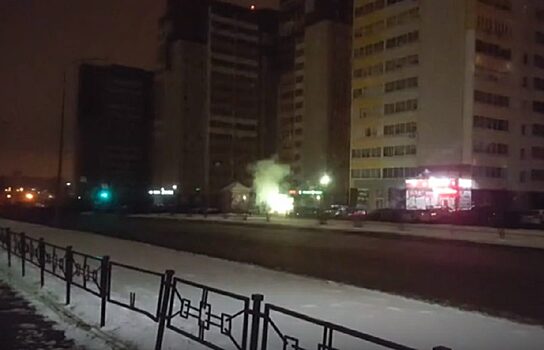 В Екатеринбурге неизвестный спалил кроссовер, бросив в него фейерверк