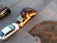 Лихач протаранил десять автомобилей и припарковался прямо на одной из них (ФОТО)