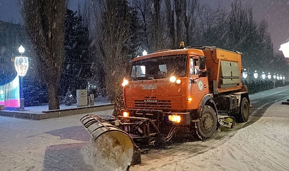 На дороги Волгограда за ночь высыпали более 1,5 тысяч тонн реагентов