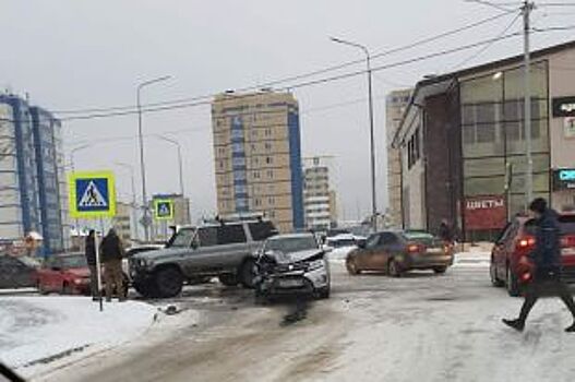 Снег спровоцировал несколько серьезных ДТП в Ханты-Мансийске и Сургуте