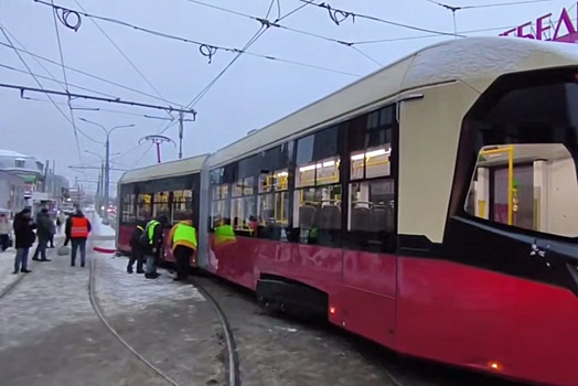 Трехсекционный трамвай сошел с рельсов в Нижнем Новгороде в день запуска