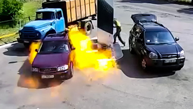 Старенькая иномарка заполыхала прямо на заправке